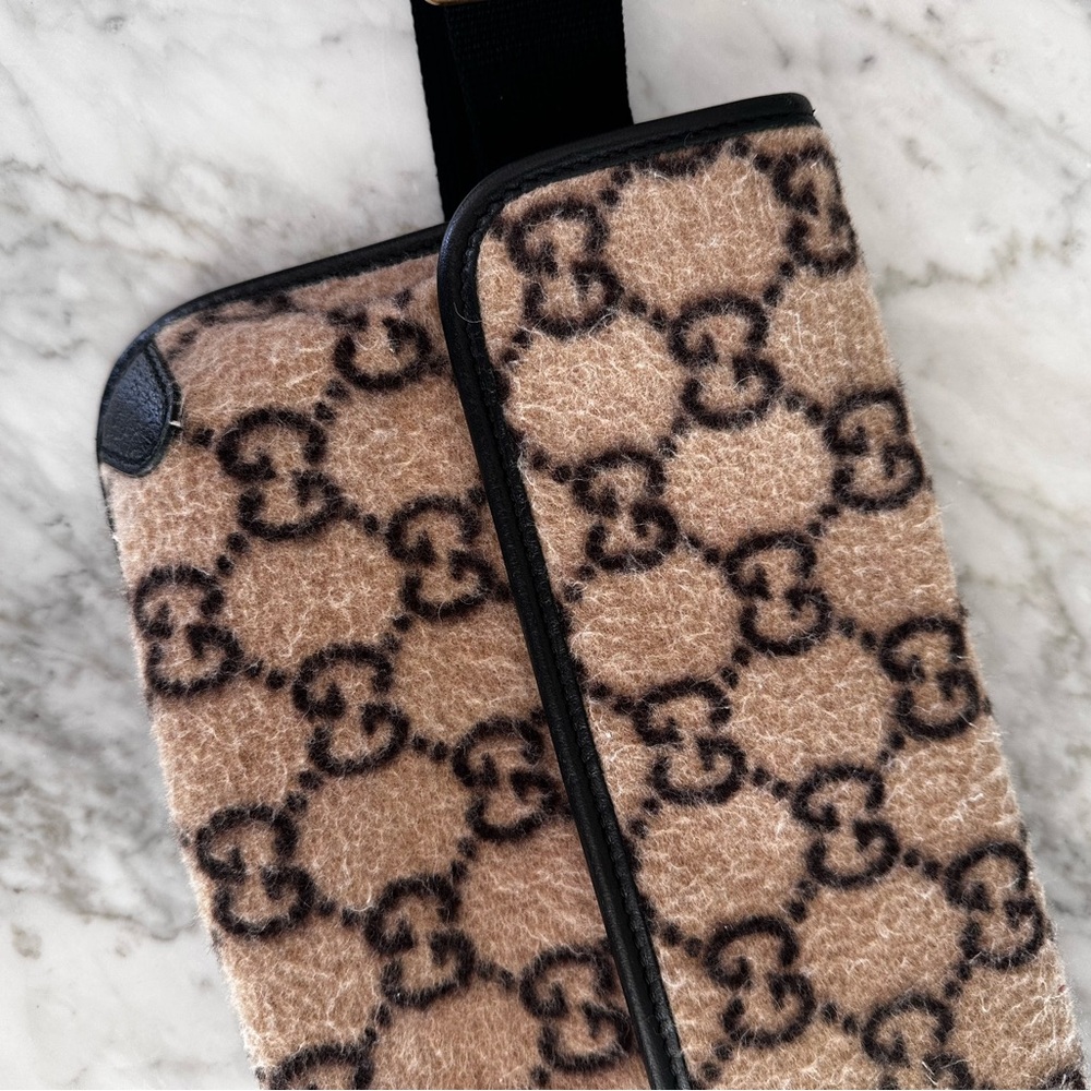 Gucci Tan and Black Logo Belt Bag - Picture 2 of 7